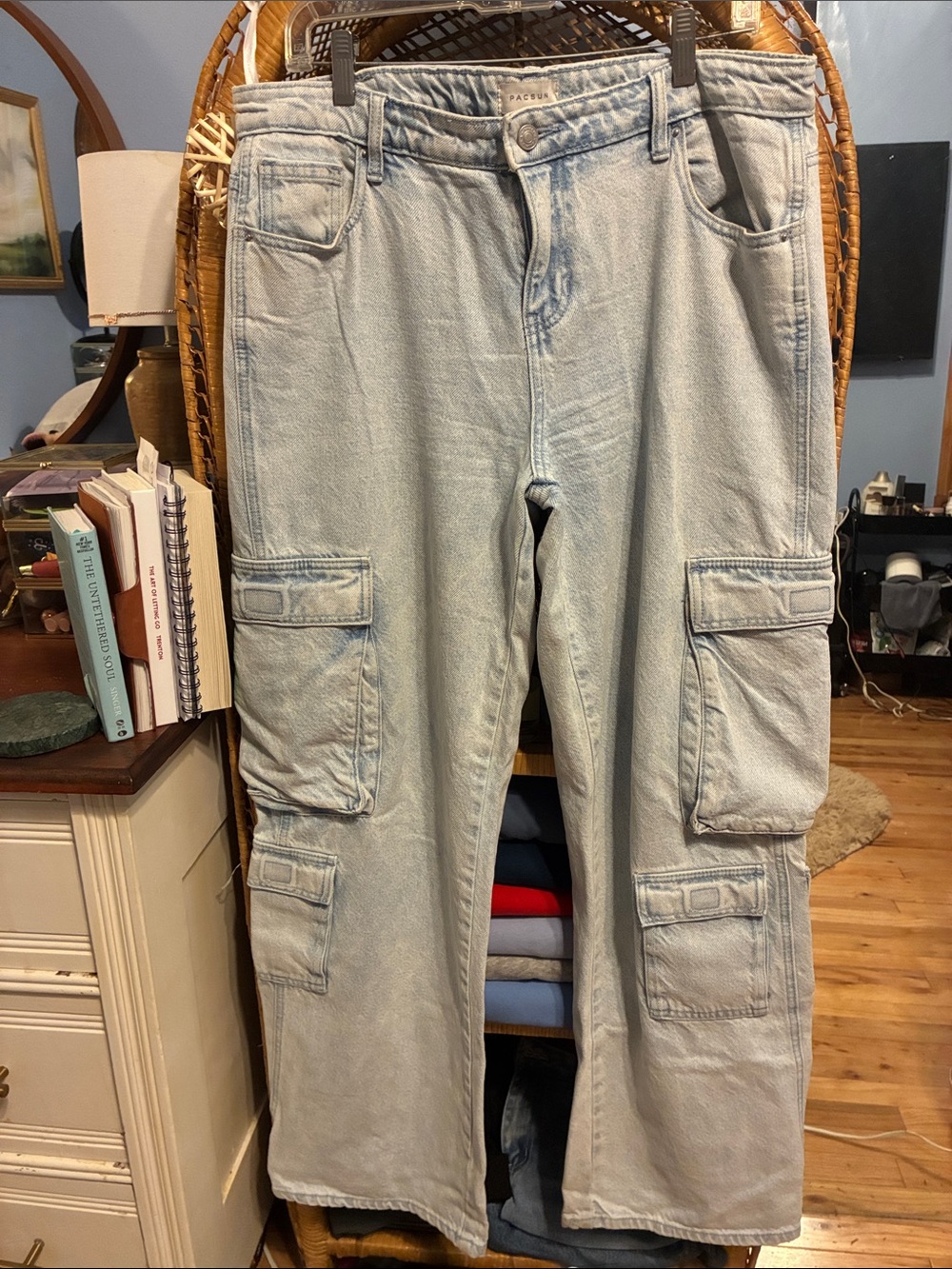 PacSun Light Wash Women’s Cargo Jeans with Multiple Pockets